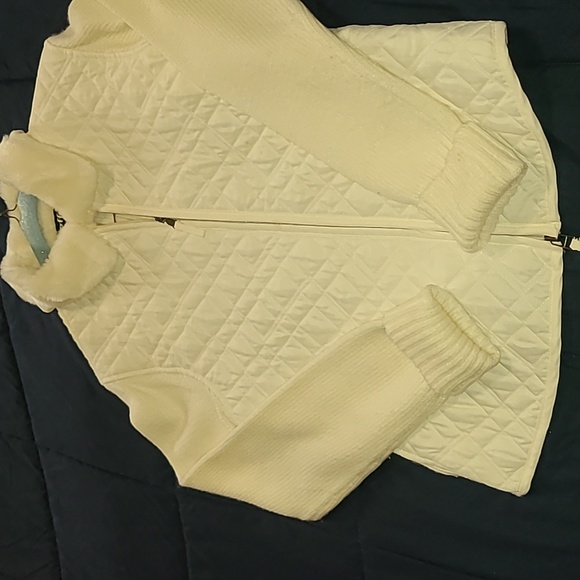 Cream colored zip closure medium sweater with faux fur collar - Picture 2 of 10